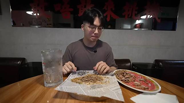 吃貨豪豪挑戰吃雞翅「遭刁難重啃骨頭」　成功仍要付千元低消！店家發聲了