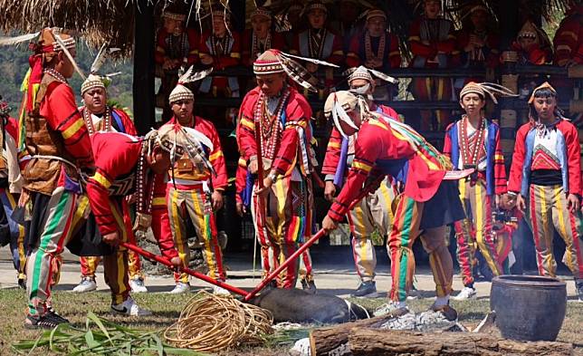 「拉阿魯哇族」年度最大祭典「聖貝祭」。（記者許正雄翻攝）
