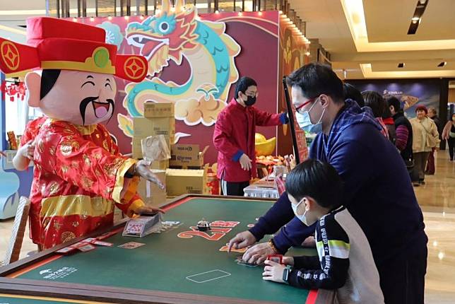 福容大飯店淡水漁人碼頭住房專案送新春開運福袋，玩遊戲送好禮。（新北市經發局提供）