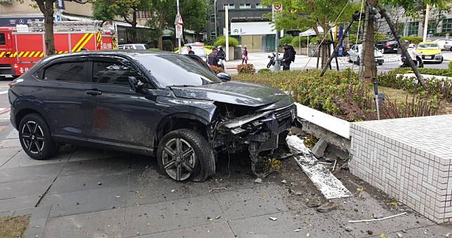 快訊／北市內湖轎車暴衝！路邊1車18輛機車遭撞　再波及2路人