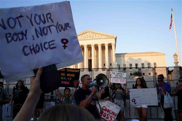 不滿美國大法官撤銷墮胎權保障的民眾，25日在美國最高法院外示威抗議。（圖片來源／路透社）