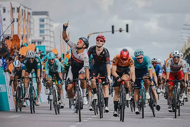 手指天際Malucelli將這一勝獻給8年前離世的媽媽。Le Tour de Langkawi提供