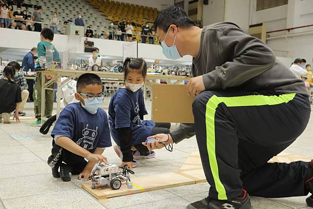 歸南國小潘聖捷（左）與同學組隊參加嘉藥反毒資安機器人競賽。（記者黃文記攝）