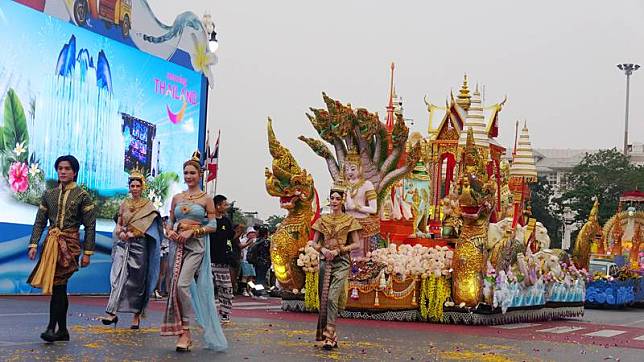 俗稱潑水節的泰國新年宋干節13日到15日即將登場，泰國政府在曼谷從11日起連續5天慶祝活動，泰國政府希望藉此刺激國際觀光，增加觀光收入。中央社記者呂欣憓曼谷攝 113年4月11日  
