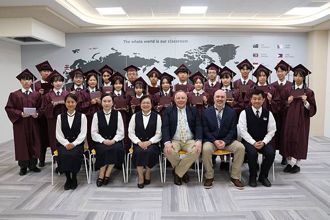 緬因中央中學校長親授畢業證書給19位畢業生