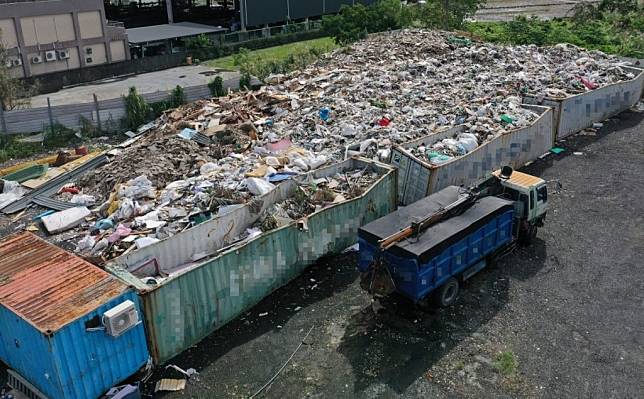 跨縣市環保犯罪集團於台灣各地非法載運土木或建築廢棄物後，棄置於新北與宜蘭地區。 （宜蘭縣政府提供）