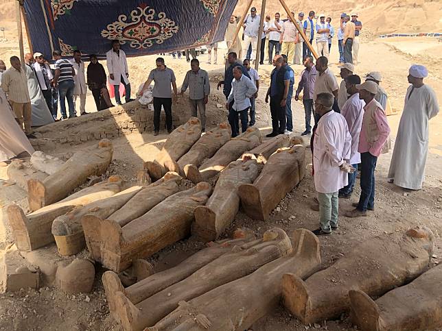 埃及古城底比斯出土至少具千年古棺，成為近年來最大、最重要的考古發現。   圖：翻攝自埃及古文物部推特