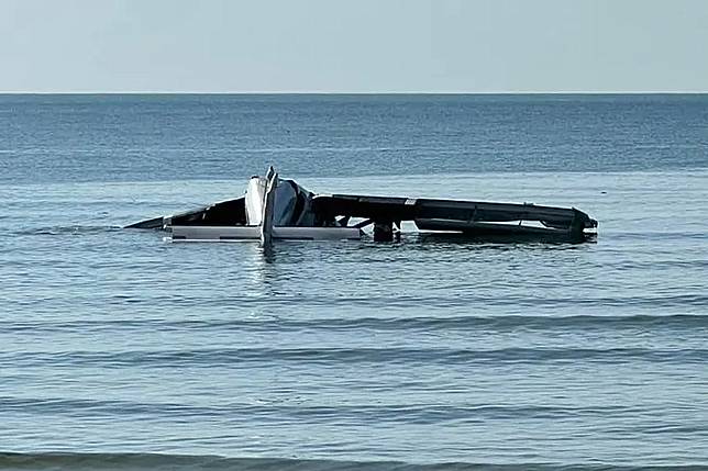 泰國一架小型警用飛機25日上午機鼻朝下墜海，機上5名警察罹難、一人重傷。（圖／達志影像／美聯社）