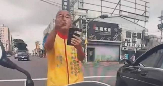 演員黑支又出事！妻駕報廢賓士掛新牌遭攔　他竟直播嗆警慘了