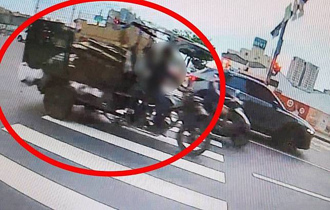 警二分局長樂所警方一日下午於中華西路疏導交通時，認出三輪車就是四月下旬冰箱竊盜案的作案車。（讀者提供）