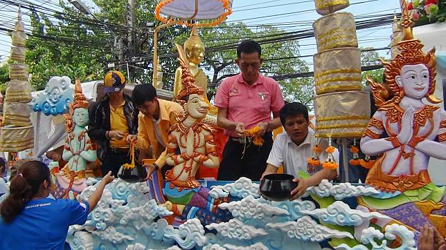 ขบวนแห่ หลวงพ่อพุทธโสธรเหงา หลังการเตรียมจัดงานล่าช้า