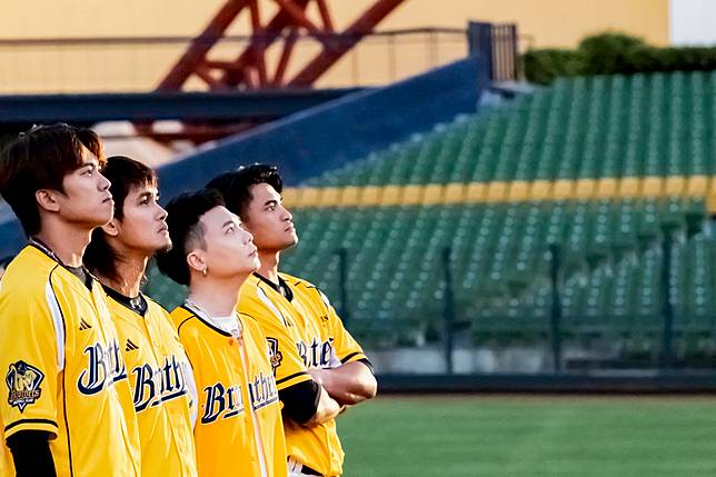 蕭秉治與球員王威晨、張志豪、岳東華共同合唱〈進化 B EVOLUTION〉（圖/相信音樂 提供）