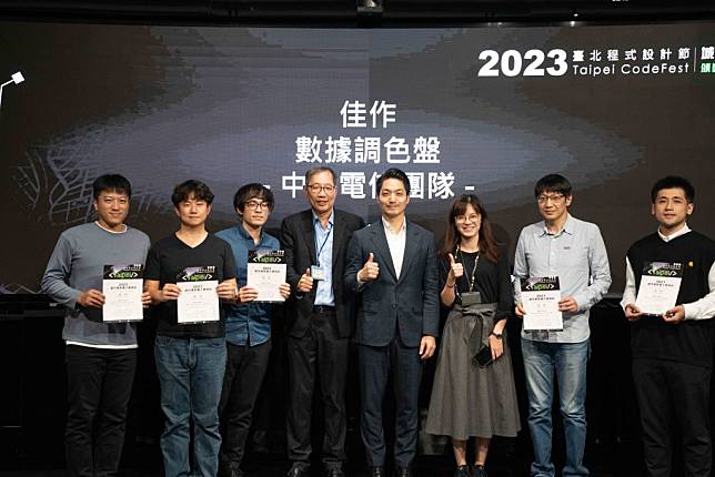 台北市長蔣萬安針對得獎作品現場頒獎鼓勵，更展現了台北在持續推行數據治理的成果與決心。(台北市政府資訊局提供)
