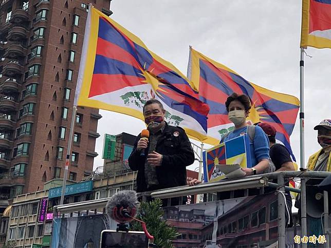 立法院人權促進會秘書長吾爾開希下午出席「西藏自由抗暴63週年台灣挺西藏」遊行活動時表示，在我們對中共的堅決不相信面前，認知作戰必將瓦解。(記者陳昀攝)