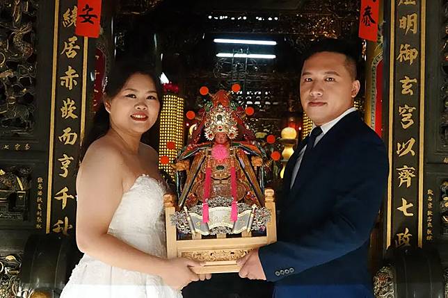 台南市六甲新人李柏愷和蔡孟穎拍婚紗照，邀請家中的太子爺一起入鏡。（圖/記者劉悅儷攝 ，2023,10.30）