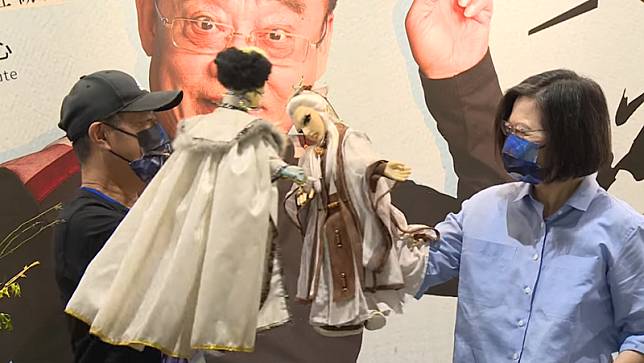 蔡英文總統昨上午前往國家電影及視聽文化中心參觀《咱 江湖再見》八音才子黃文擇紀念展。(圖取自總統府網站影片)