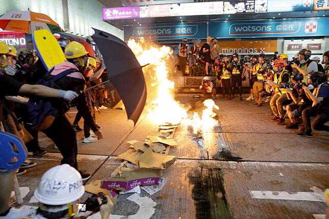 香港百萬人上街反送中以來，如今到底變怎樣了？圖為2019年8月3日香港反送中示威，旺角、黃大仙爆發警民衝突。（資料照，美聯社）