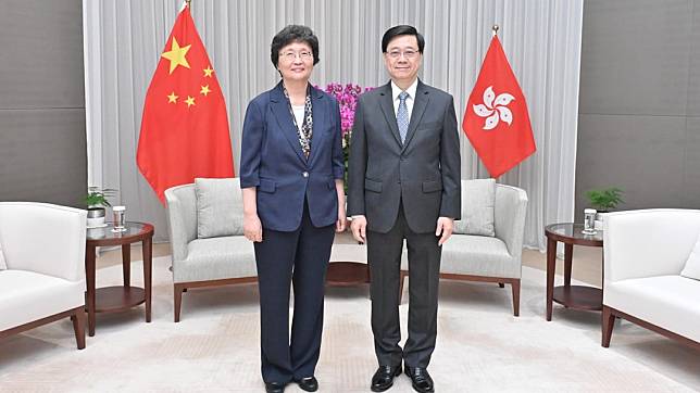 李家超與人力資源和社會保障部部長王曉萍(左)會面