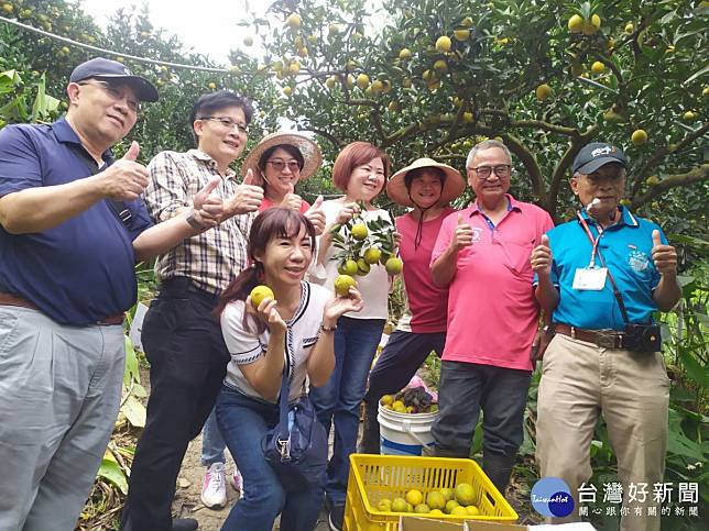 大埔社區有許多天然資源可依季節推出食農課程及體驗，連勞動部長許銘春(右4)都慕名而來體驗採果樂趣