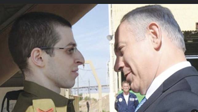 以色列總理納坦雅胡（右）2011年同意釋放一千多名巴勒斯坦囚犯，換取一名以色列大兵沙利特（左）的自由。此事現在被檢討是哈瑪斯採取人質勒索的開端。翻攝《耶路撒冷郵報》臉書