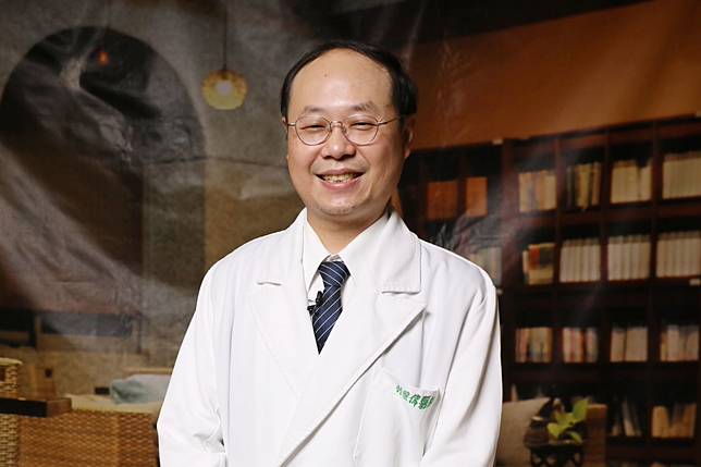 花蓮慈濟醫院中醫內科主任林經偉醫師提醒民眾，手腳冰冷屬於「四肢厥逆」的範圍，通常是由於陽氣不足，導致氣血循環不良，出現手腳冰冷等症狀，這都是陽氣虛弱的表現。