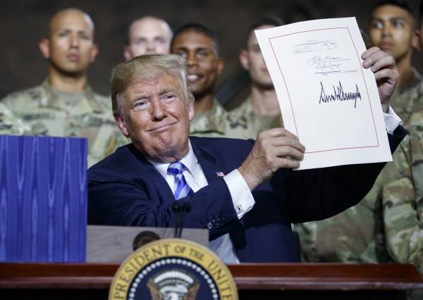 美國總統川普今天簽署「2019財年國防授權法」(NDAA)，該法案認為美國應該支持強化台灣軍力。(美聯社)