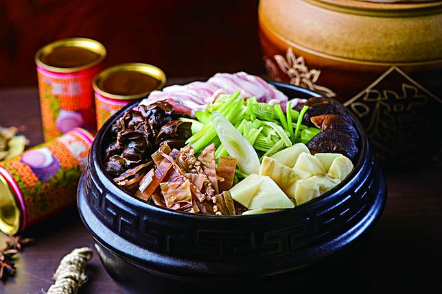 ▲北投奇岩一號推出溫泉鄉發展出特有的「酒家菜」，例如「酒家魷魚螺肉蒜」，搭配招牌川湘料理如蓉城乾鍋鮮鮑魚、大地稻香牛、剁椒活鮮魚，要讓賓客尾牙吃得盡興過癮。（圖/大地酒店）