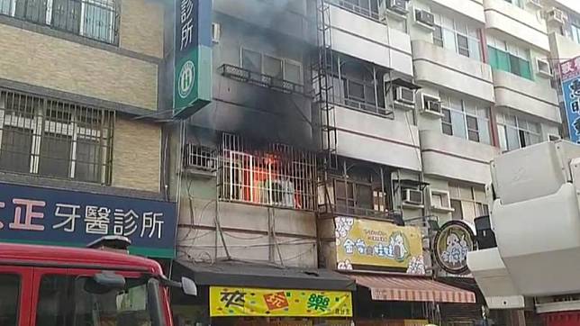 高雄三民嫩江街火警。（圖／翻攝自記者爆料網）