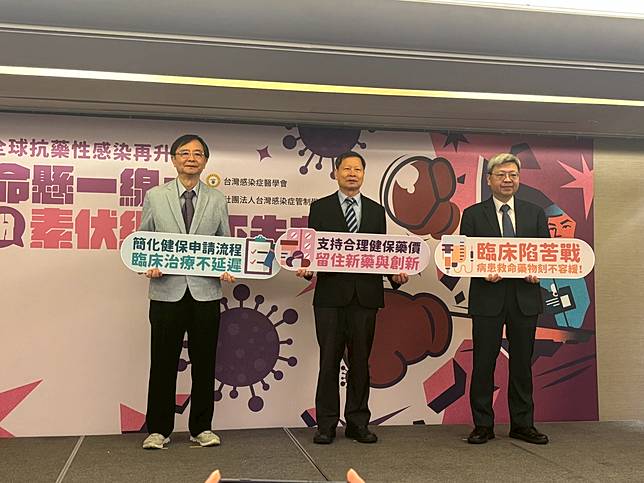 感染管制學會理事長王復德（左起）、台灣感染症醫學會理事長張峰義、新竹台大分院新竹醫院副院長盛望徽。記者李青縈／攝影