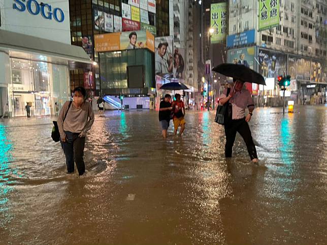 香港天文台發出黑色暴雨警告信號，全港多個地區發生水浸。 圖：翻攝自微博