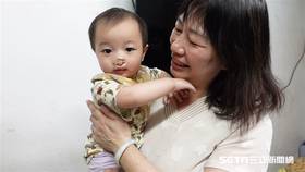 採訪過程中，軒軒媽一度難掩心中壓抑許久的情緒，婆婆馬上拍拍她給予安慰，並告訴她：「我們是一家人，將來有什麼事情我們都會陪妳一起面對，我們一起照顧軒軒長大，一起快快樂樂生活下去，妳要相信妳可以的。」（圖／記者張雅筑攝）