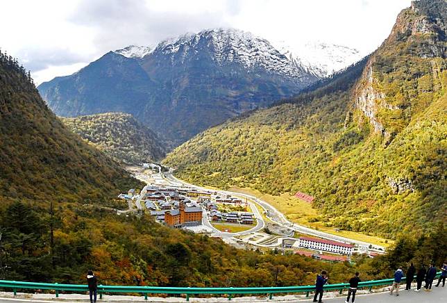 Tourists enjoy the local scenery at Yumai Township in Shannan City, southwest China's Xizang Autonomous Region, Oct. 25, 2023. (Xinhua/Zhang Rufeng)