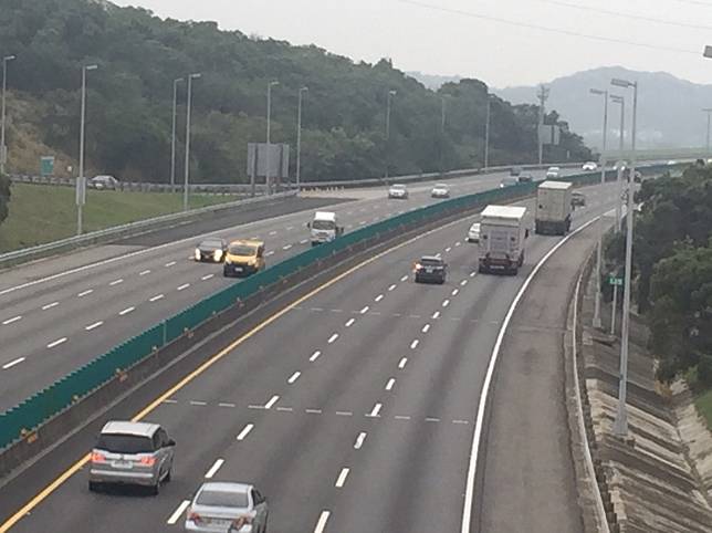 國道在特定路段會劃設車距線，如果未依規定保持車距，即會吃上罰單。記者劉明岩／攝影