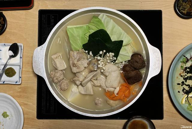 
<p><b>串と水炊 博多 松すけ</b></p><p>
</p><p>
濃醇香的白色雞湯＋鮮甜蔬菜＝完美！</p><p>
</p><p>
地址：福岡県福岡市博多区住吉1-2-82グランドハイアット福岡1F</p><p>
營業時間：午餐11：00－15：00（最後點餐14：30）／晚餐17：00－23：00（最後點餐22：00）</p><p>
<a href=