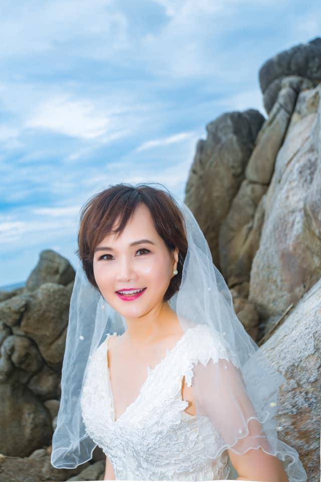 沈春華前幾年為了結婚週年紀念到普吉島拍婚紗照。（翻攝自沈春華 Live Show臉書）