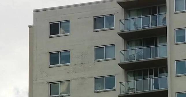 驚悚！美國2歲男童從住家15層高樓墜落，奇蹟生還，但多處內傷。家長都該了解如何預防幼兒墜樓