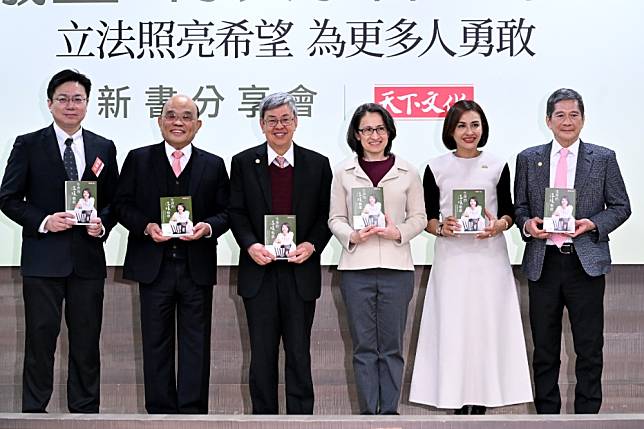 立委邱議瑩的新書〈生命的溫暖戰歌〉，特別增訂邱推動《再生醫療法》過程。（張哲偉攝）