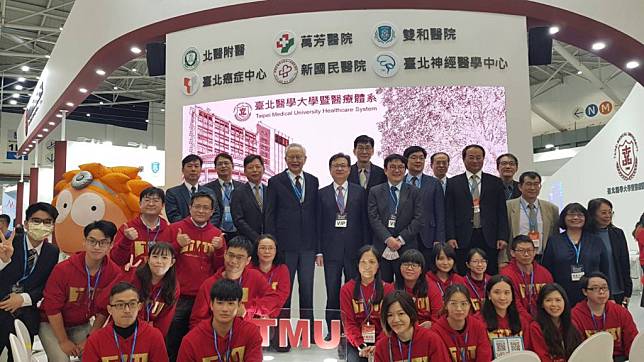 台灣醫療科技展二日開幕，台北醫學大學一校六院共同參展，主打七大亮點。（台北醫學大學提供）