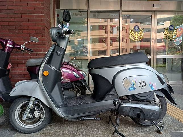 馬女因懸掛網購偽造日本車牌，機車遭警方移置保管。翻攝畫面
