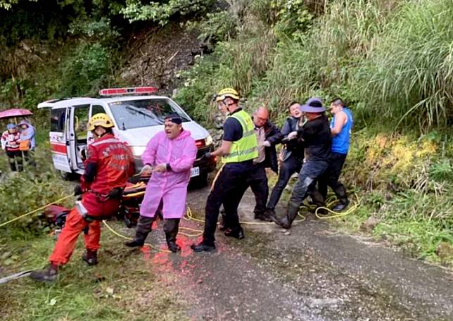 七人健行團體前天登大雪山林道，其中七十歲男子跌落五十公尺深山谷死亡。（記者陳金龍翻攝）