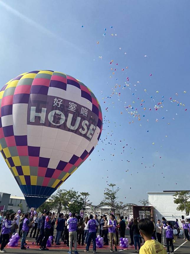 HOUSE(好室喵)熱氣球升空了，南紡世貿中心居家生活用品吸引人潮。（記者張淑娟攝）