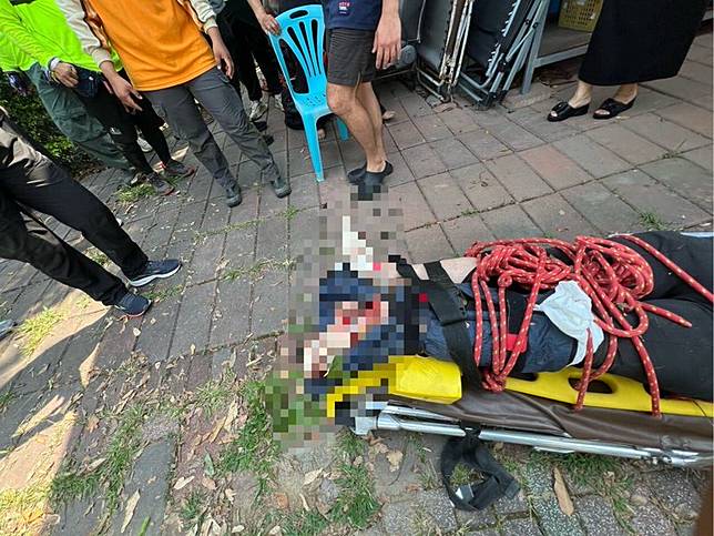 年約60歲女遊客左腳開放性骨折，被緊急送醫治療。翻攝畫面