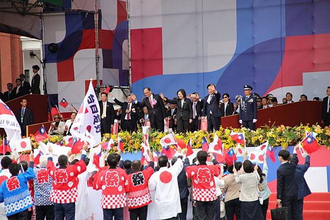 日本議員古屋圭司率領將近五十位日華懇議員組成的遊行隊伍走過觀禮台，規模與人數創下歷年之最。（記者王誌成攝）