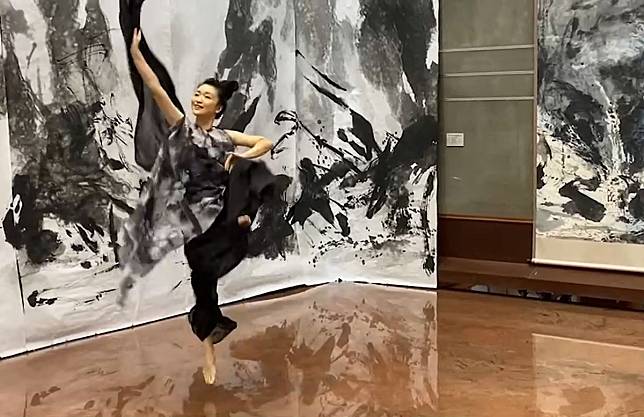 建國科大美術館，以「虛實之舞」為題， 展出台灣當代最具代表性抽象畫巨作！（圖：李河錫攝）