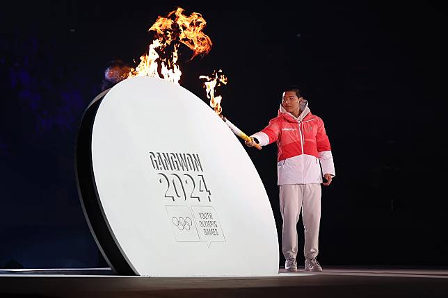 Torch bearer Lee Jeong-min of South Korea lights the cauldron during the opening ceremony of the 2024 Gangwon Winter Youth Olympic Games in Gangneung of Gangwon Province, South Korea, Jan. 19, 2024. (Xinhua/Li Ming)