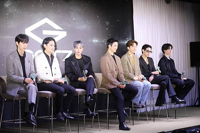 GOT7成員時隔1年3個月發行迷你專輯《GOT7》，成員全體出席記者會。（華納唱片提供）