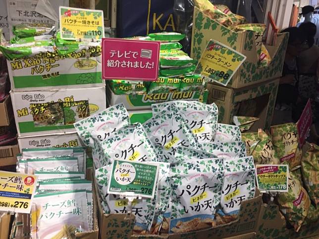 日本超市內在近年開始上架多款以香菜為主要口味的零食、飲料。（圖片來源：Japan Subculture Research Center官方網站）