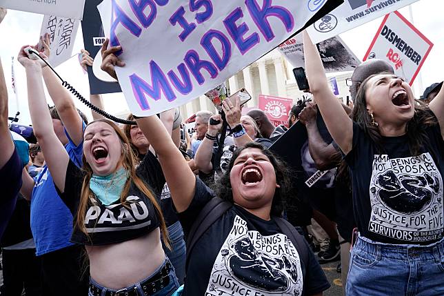 美最高法院推翻1973年「羅訴韋德案」保障墮胎權的歷史性裁決，群眾聽到結果出爐後，一方高聲歡呼、另一邊則是悲傷掉淚。照片來源：AP / 達志影像（上圖、下圖）  
