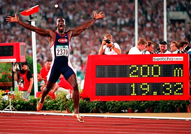1996年亞特蘭大奧運200公尺短跑，Michael Johnson打破高懸17年的世界紀錄19.66秒，一口氣推進到19.32秒。（圖片來源 LINE TODAY：AP/達志影像） <br />