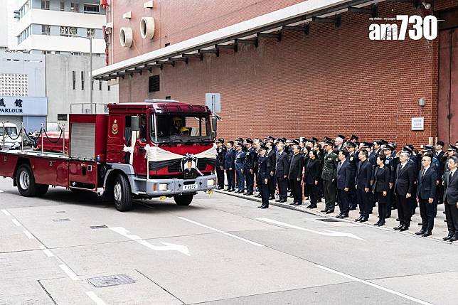 消防處為工作時殉職的邱耀文舉行榮譽喪禮。(中新社)